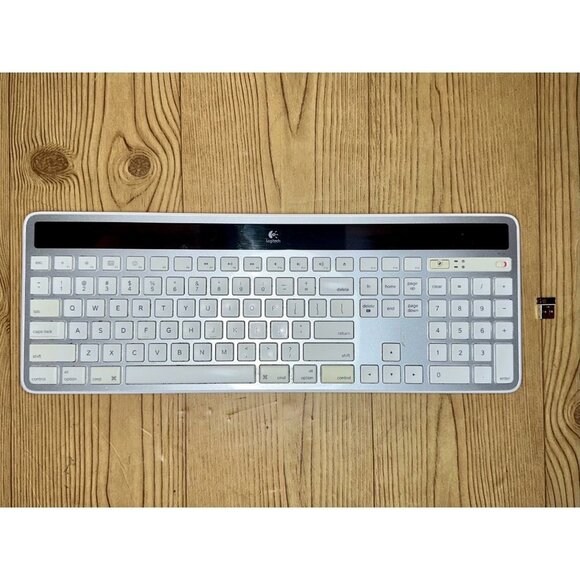 Logitech K750 2.4GHZ Wireless Solar Keyboard MAC w/ USB Receiver